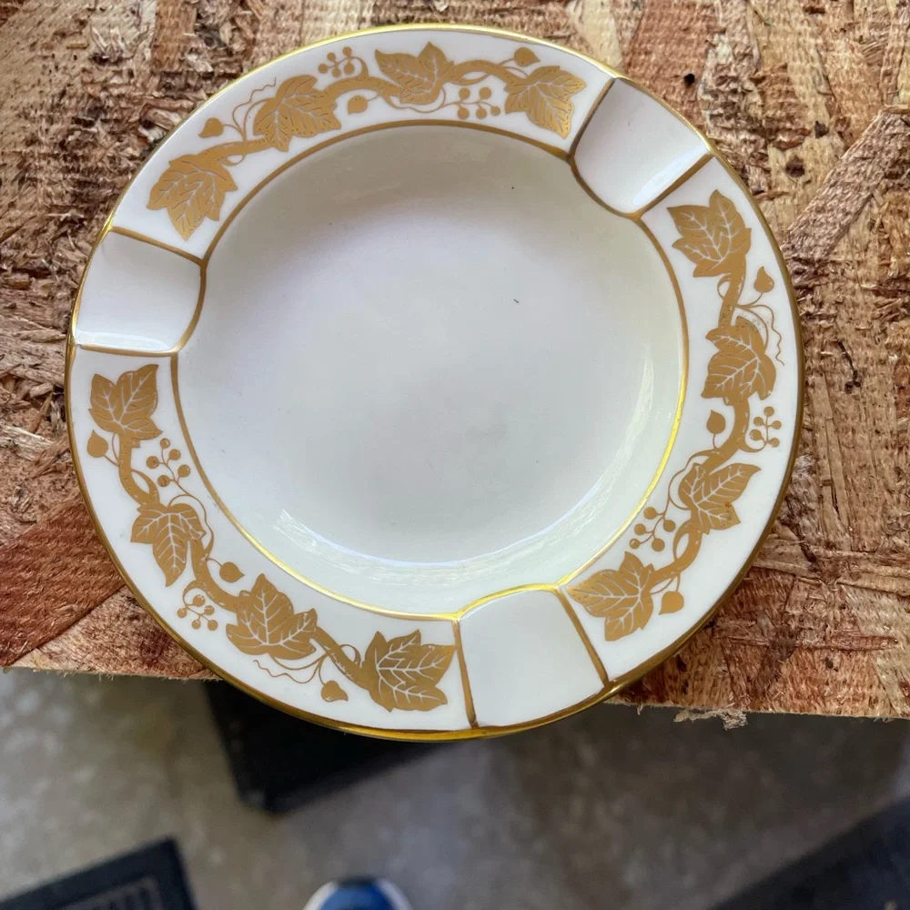 Wedgewood white hall bone china made in England. Antique ashtray. - Picture 1 of 2